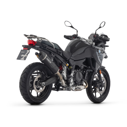 BMW F 800 GS 2024 con impianto Arrow, vista di tre quarti posteriore