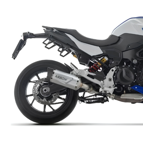 Terminale Arrow 71915AK in alluminio visto da dietro sulla moto, tre quarti posteriore