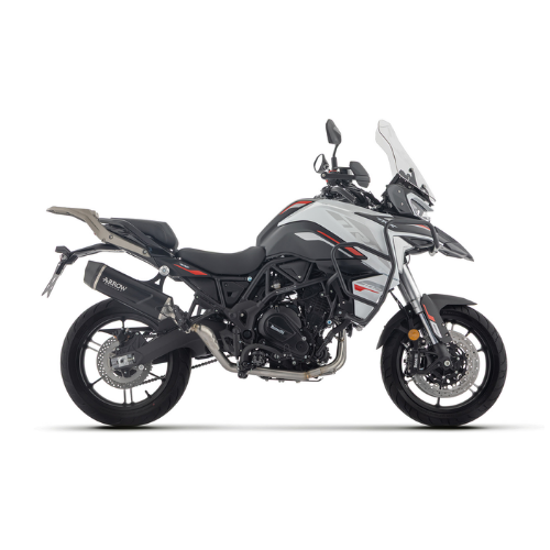 Benelli TRK 702 bianca di tre quarti anteriore con il terminale Arrow Indy Race EVO