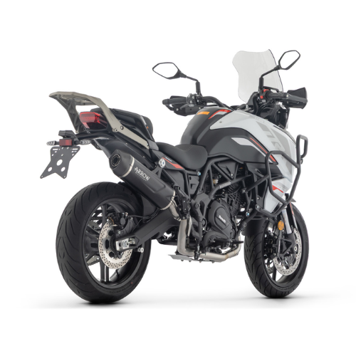 Benelli TRK 702 bianca vista da dietro con il terminale Arrow Indy Race EVO in evidenza