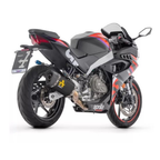 Aprilia RS 457 vista posteriore tre quarti con il silenziatore Arrow Pista in titanio Dark