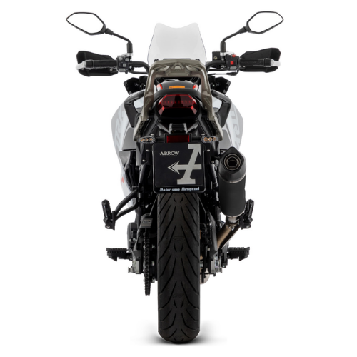Benelli TRK 702 vista posteriore con l'impianto di scarico Arrow e i collettori 72206PD