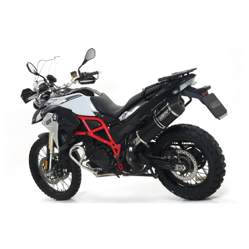 BMW F 800 GS con terminale Arrow 72612AKN Dark montato, vista di tre quarti posteriore