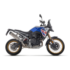 BMW F 900 GS blu e bianca con terminale Arrow Indy Race EVO in titanio, vista laterale