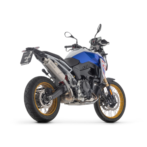 BMW F 900 GS blu e bianca con impianto Arrow Indy Race EVO, tre quarti posteriore