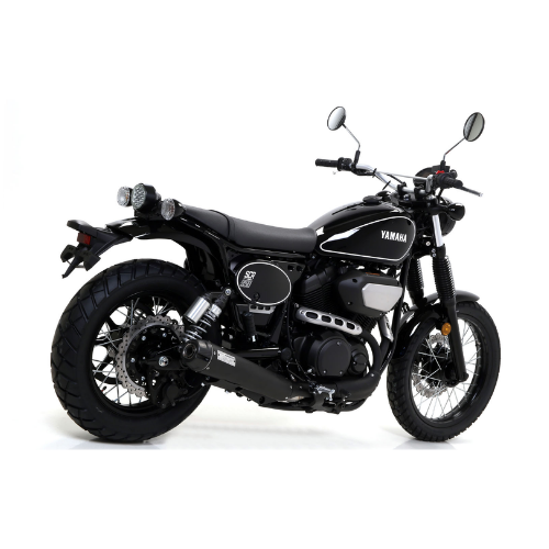 Yamaha SCR 950 con scarico Arrow Rebel montato, vista posteriore di tre quarti