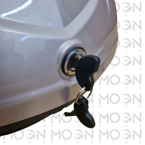 Aprilia Bauletto Posteriore 33L Rosa Originale Piaggio – Aprilia Scarabeo 125/200 | Top Case OEM 6740920XP4 Rosa Portamoto e portascooter per veicoli - Moon Bike - Vista 2