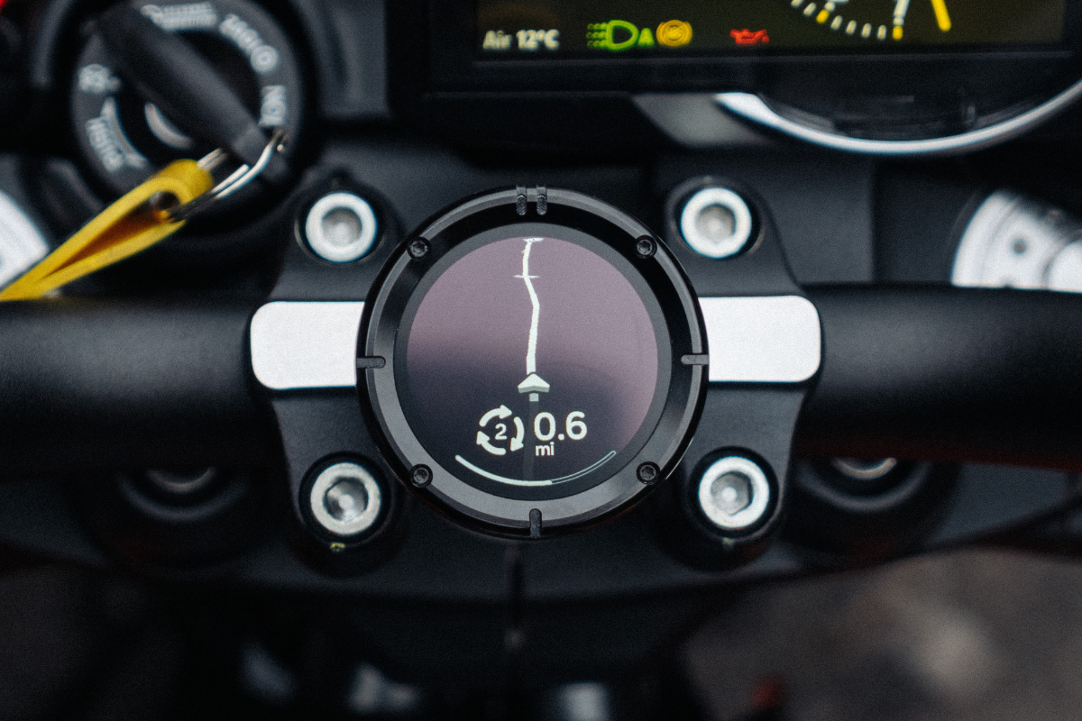 Beeline Moto II Navigatore Moto Bluetooth BEELINEMOTO2BLK: navigatore montato al centro del manubrio