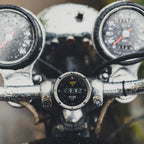 Beeline Moto II Navigatore Moto Bluetooth: montato su moto classica, sotto la pioggia