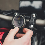 Beeline Moto II Navigatore Moto Bluetooth: mano che preme il pulsante / inserimento nel supporto