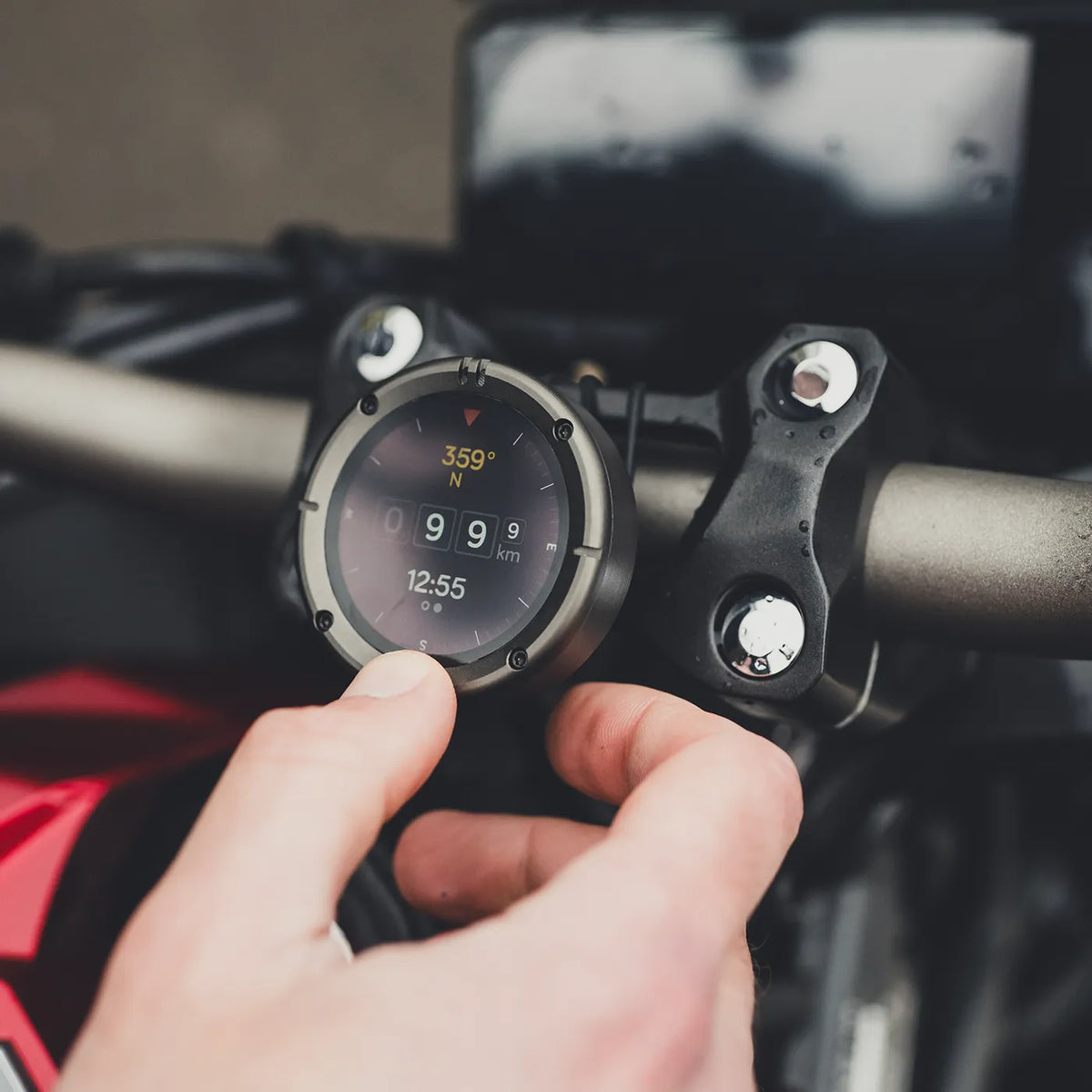 Beeline Moto II Navigatore Moto Bluetooth: mano che preme il pulsante / inserimento nel supporto
