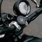Beeline Moto II navigatore montato su una moto naked, fra gli strumenti di bordo