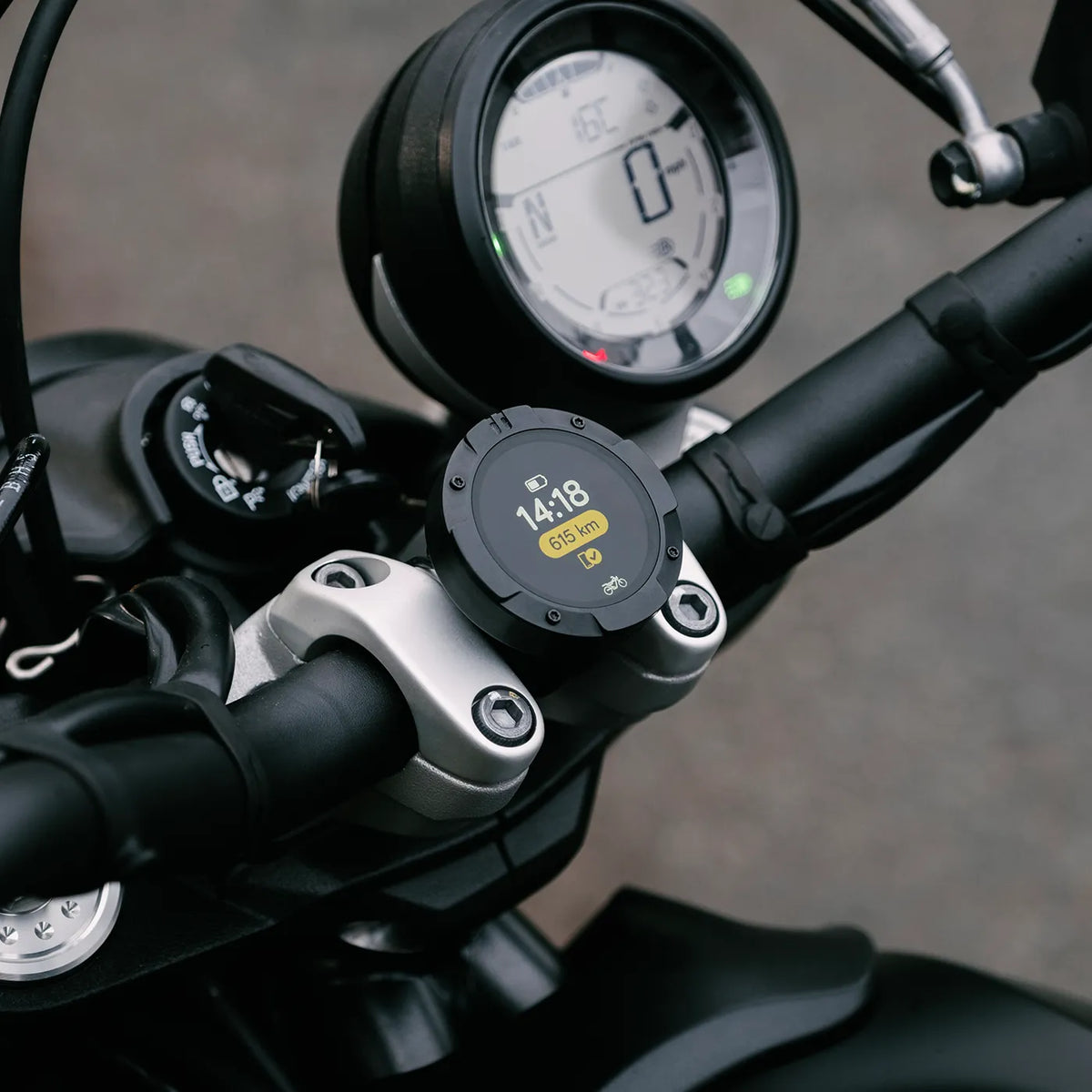 Beeline Moto II navigatore montato su una moto naked, fra gli strumenti di bordo