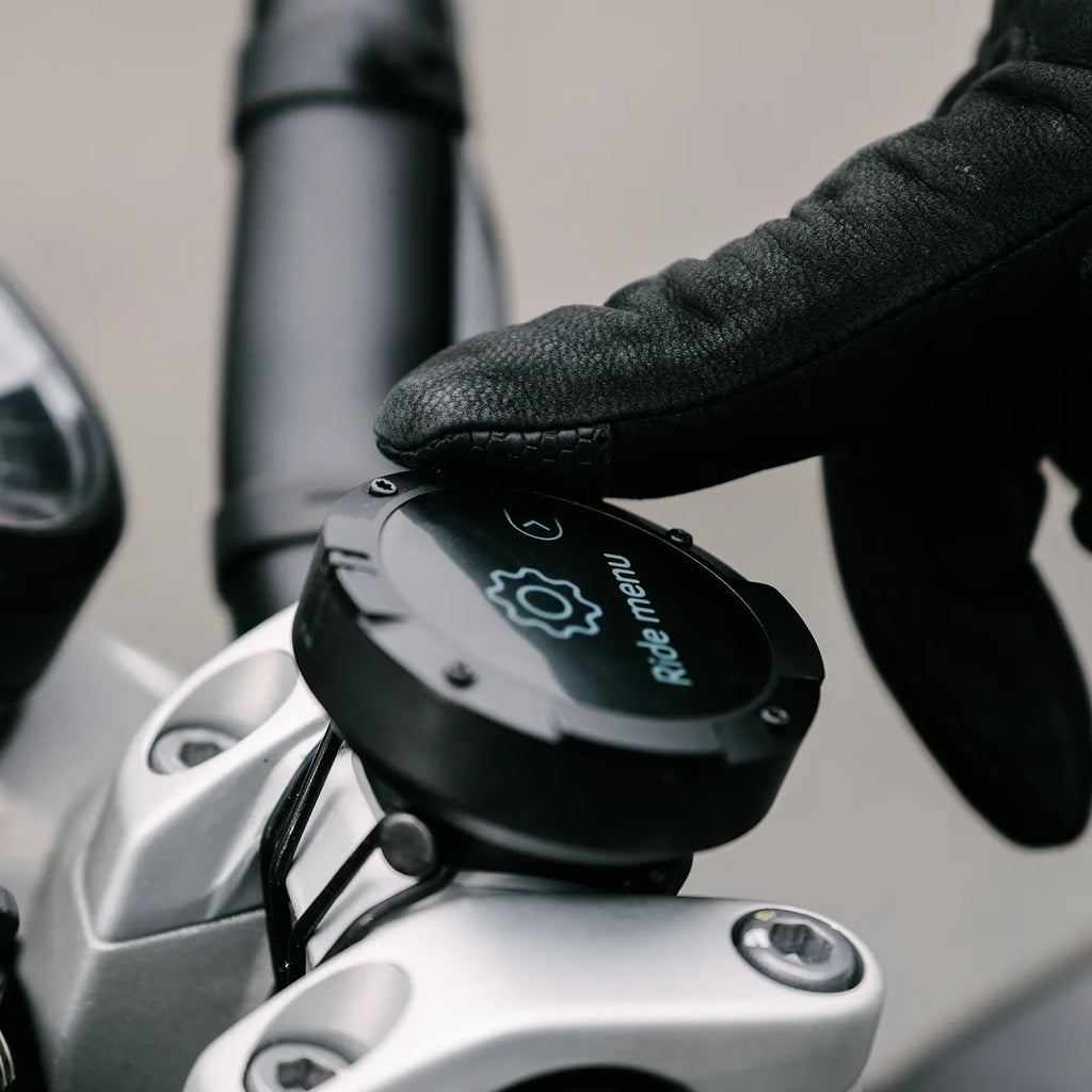 Beeline Moto II Navigatore Moto Bluetooth: mano con guanto sul dispositivo montato