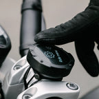 Beeline Moto II Navigatore Moto Bluetooth: mano con guanto sul dispositivo montato