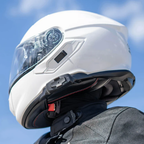 Casco Shoei bianco con interfono Cardo 4X-S integrato, vista laterale in strada