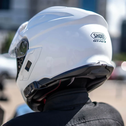 Casco Shoei GT-Air 3 bianco con interfono Cardo 4X-S montato a filo calotta