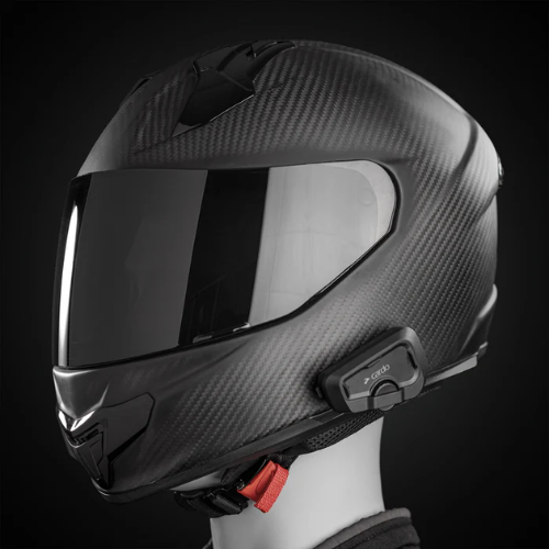 Casco integrale in carbonio con interfono Cardo Freecom 2X montato sulla calotta