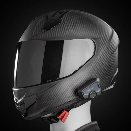 Casco integrale in carbonio con interfono Cardo Freecom 4X montato sulla calotta