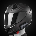 Casco integrale in carbonio con interfono Cardo Packtalk Edge montato sulla calotta