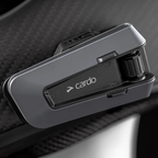 Dettaglio del Cardo Packtalk Edge agganciato alla calotta di un casco in carbonio