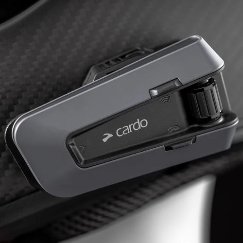 Dettaglio del Cardo Packtalk Edge agganciato alla calotta di un casco in carbonio