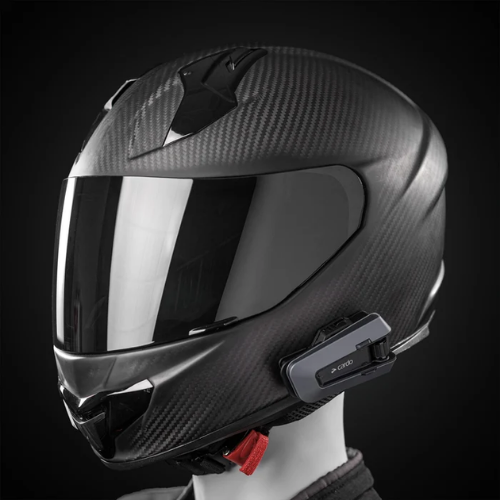 Casco integrale in carbonio con interfono Cardo Packtalk Edge montato sulla calotta