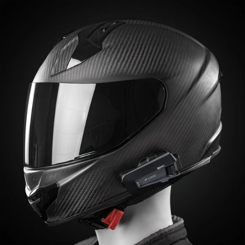 Casco integrale in carbonio con interfono Cardo Packtalk Neo montato sulla calotta