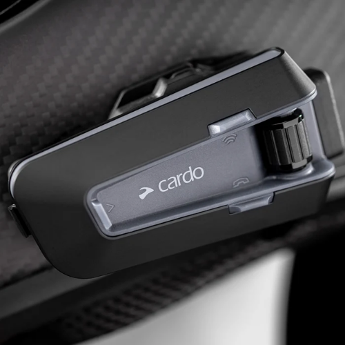 Dettaglio del supporto a scatto del Cardo Packtalk Neo fissato al casco