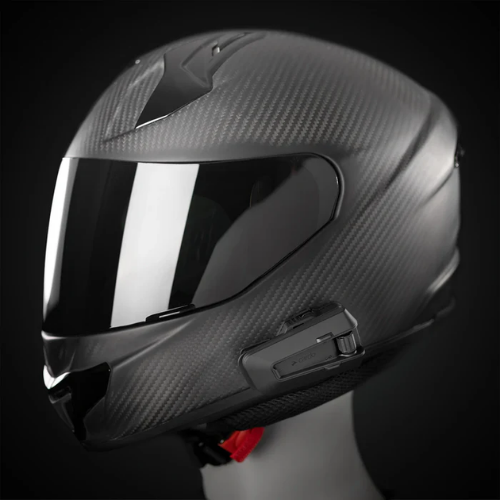 Casco integrale in carbonio con interfono Cardo Packtalk Pro mesh installato