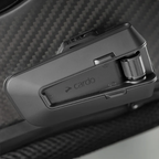 Dettaglio del montaggio del Cardo Packtalk Pro su casco integrale in carbonio