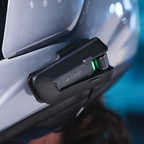 Cardo Packtalk Pro montato sul casco moto con LED blu di stato acceso