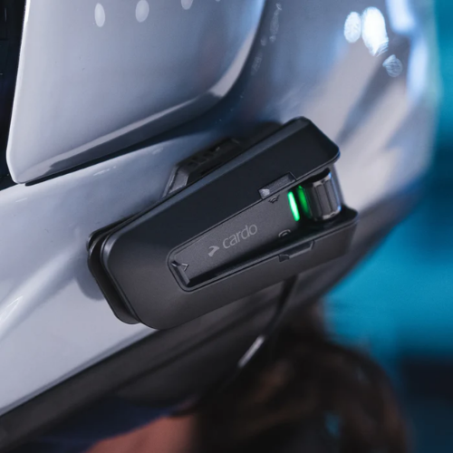 Cardo Packtalk Pro montato sul casco moto con LED blu di stato acceso