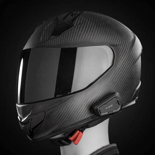 Casco integrale in carbonio con interfono Cardo Spirit HD montato sulla calotta