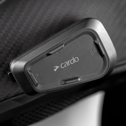 Dettaglio del Cardo Spirit HD fissato alla calotta di un casco da moto in carbonio