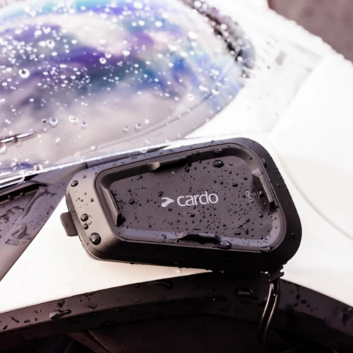 Cardo Spirit HD bagnato da schizzi d'acqua su casco: certificazione IP65 waterproof