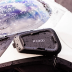 Cardo Spirit HD bagnato da schizzi d'acqua su casco: certificazione IP65 waterproof