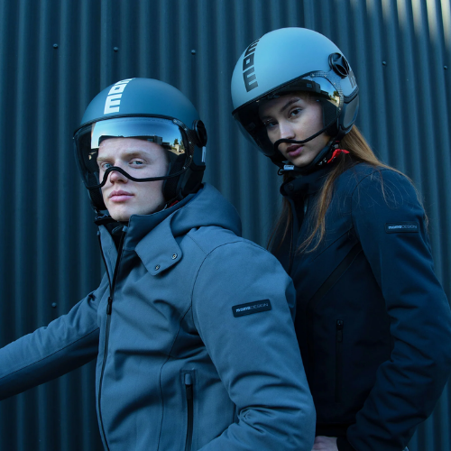 Casco jet Momo Design FGTR Classic Candy grigio ottanio indossato in ambientazione urbana a luce blu