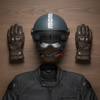 Casco Momo Design FGTR Classic Candy grigio ottanio visto dall'alto accanto a guanti e giacca