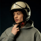 Casco jet Momo Design FGTR Classic Candy malted milk indossato con occhiali da moto, primo piano