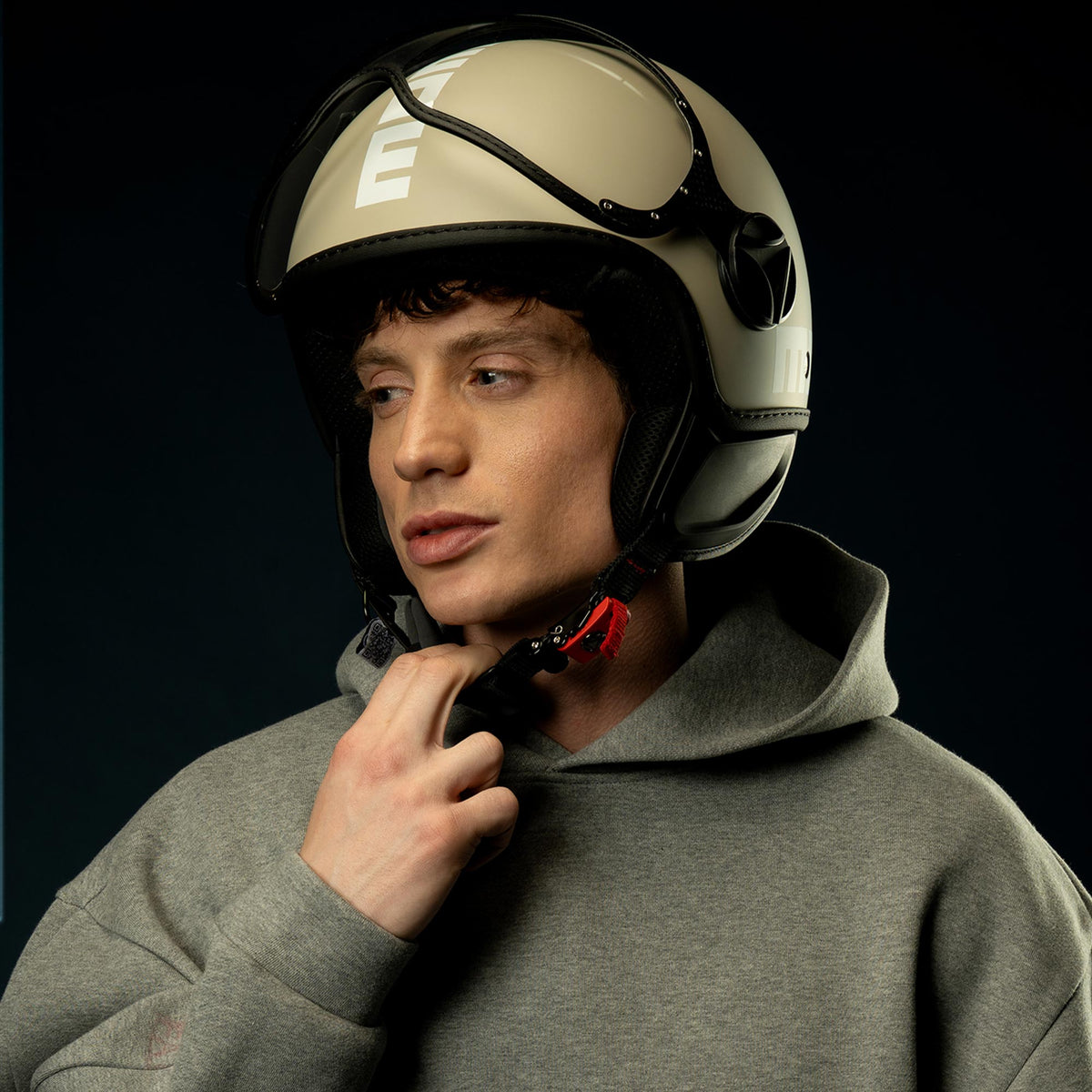 Casco jet Momo Design FGTR Classic Candy malted milk indossato con occhiali da moto, primo piano