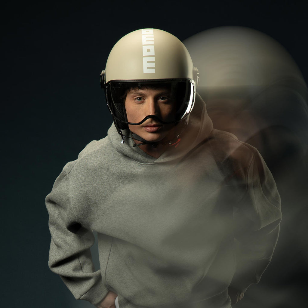 Casco jet Momo Design FGTR Classic Candy malted milk indossato, vista di tre quarti
