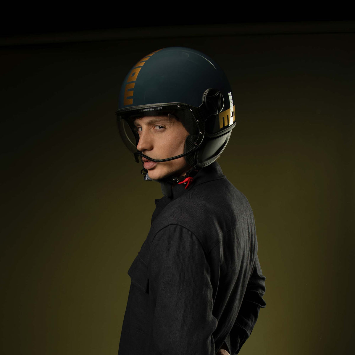 Casco jet Momo Design FGTR Classic Flip blu navy indossato, vista di profilo