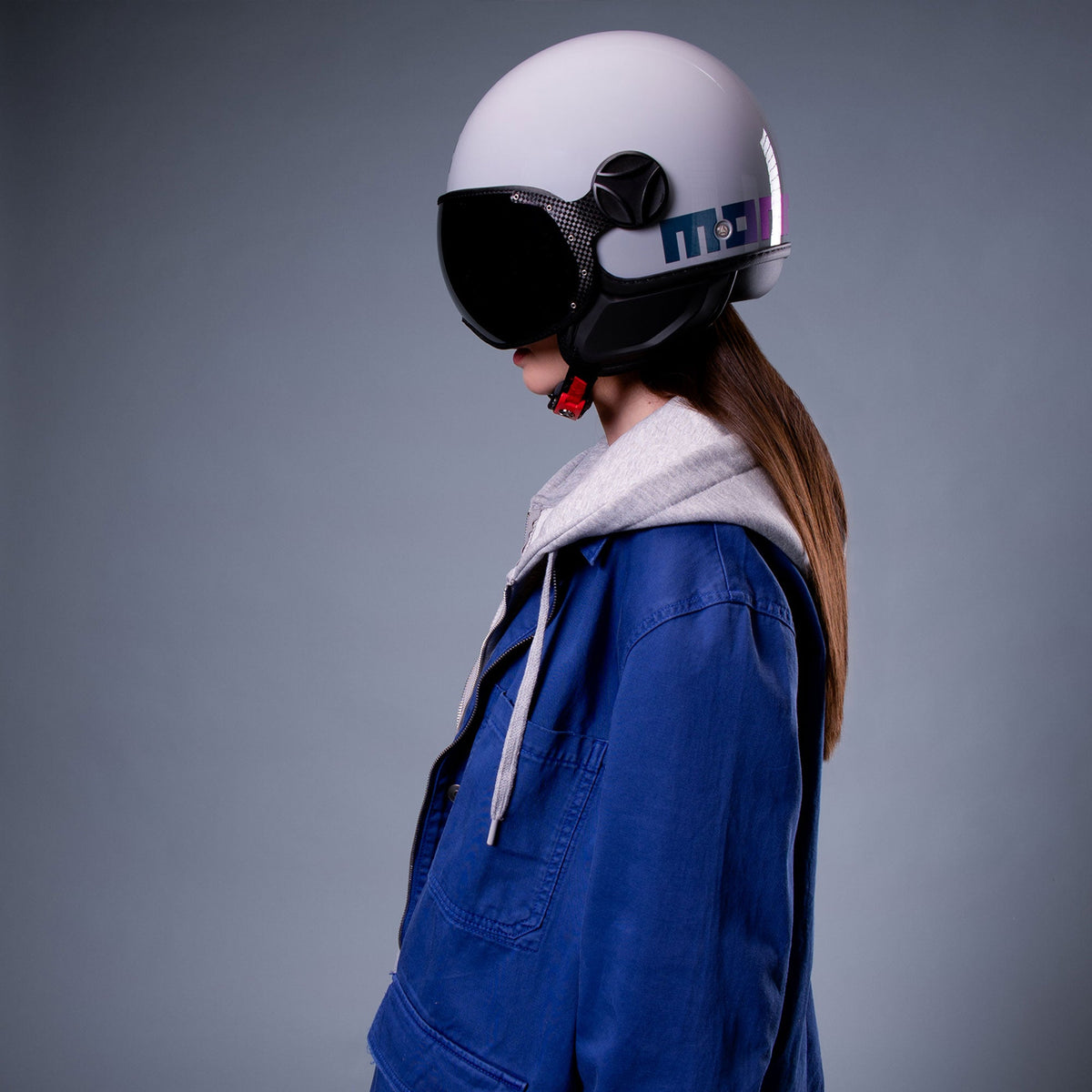 Casco jet Momo Design FGTR Classic Flip grigio lucido indossato, vista di profilo