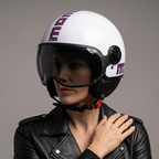 Casco jet Momo Design FGTR Classic Flip lilla lucido indossato, vista di tre quarti con visiera trasparente e scritta MOMODESIGN viola