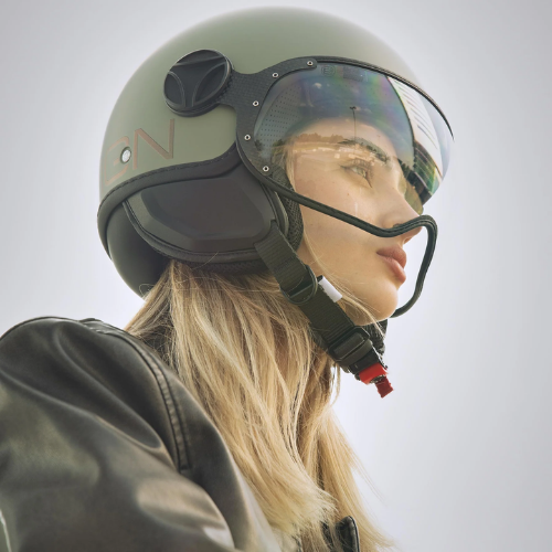 Casco jet Momo Design FGTR Classic Flip verde opaco indossato con occhialini, ambientazione chiara