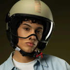 Casco jet Momo Design FGTR Classic Flip verde opaco indossato, primo piano frontale