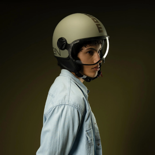 Casco jet Momo Design FGTR Classic Flip verde opaco indossato, vista di profilo su fondo scuro