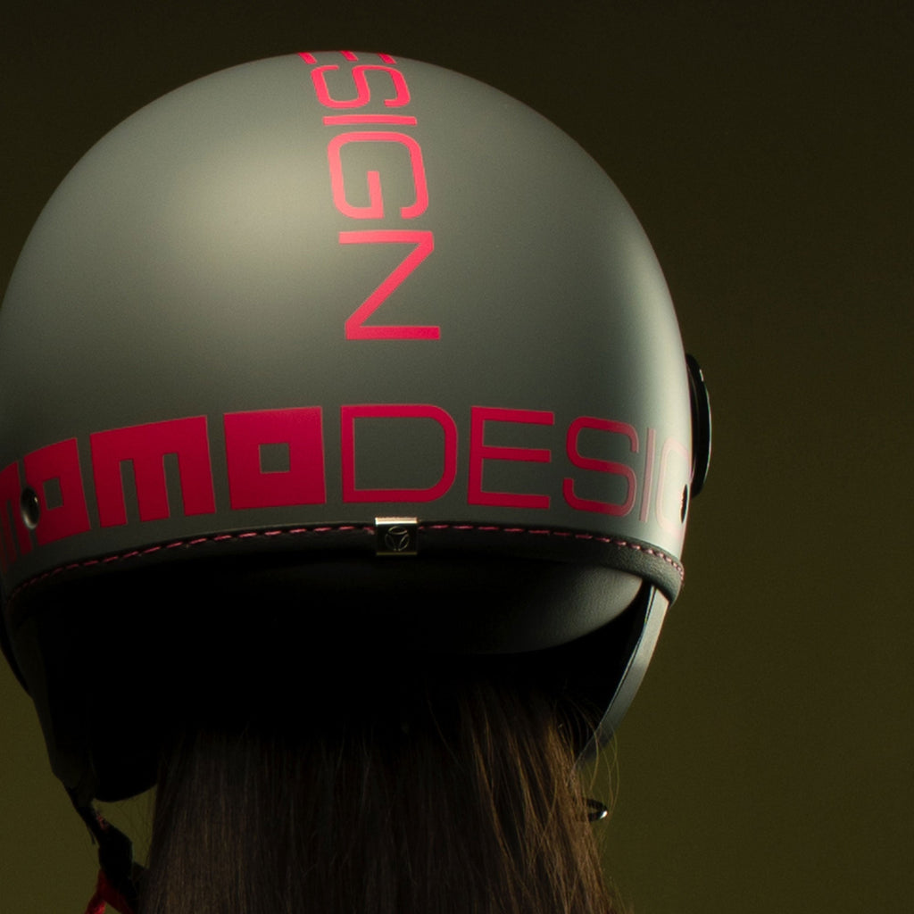 Casco jet Momo Design FGTR Classic Fluo grigio opaco/fucsia fluo indossato, vista laterale in controluce