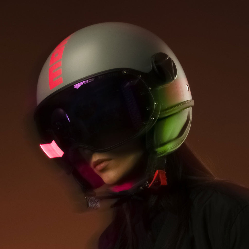 Casco jet Momo Design FGTR Classic Fluo indossato, la grafica fucsia fluo di notte